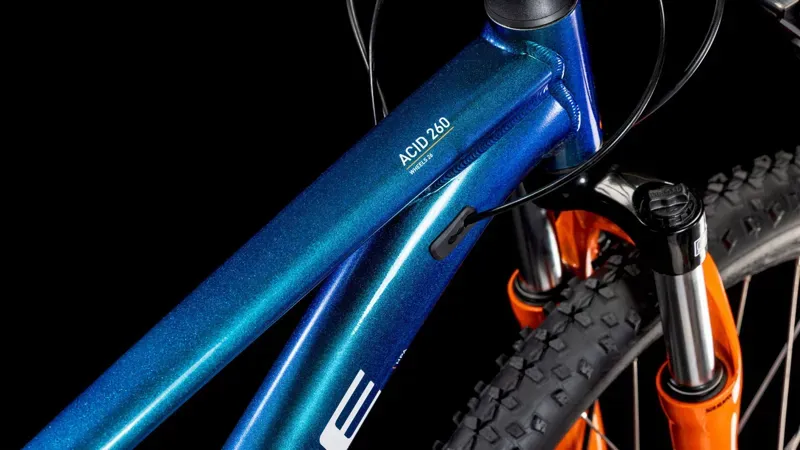 Cube Acid 260 Disc Kids Bike in Actionteam-2