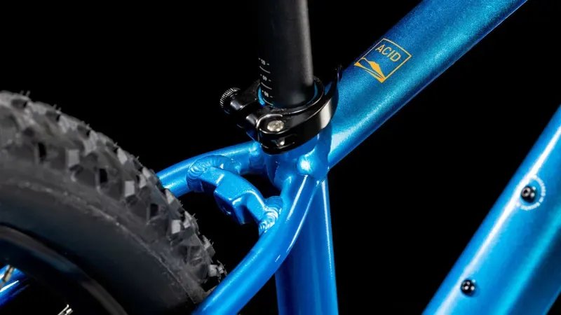 Cube Acid 260 Disc Kids Bike in Actionteam-3