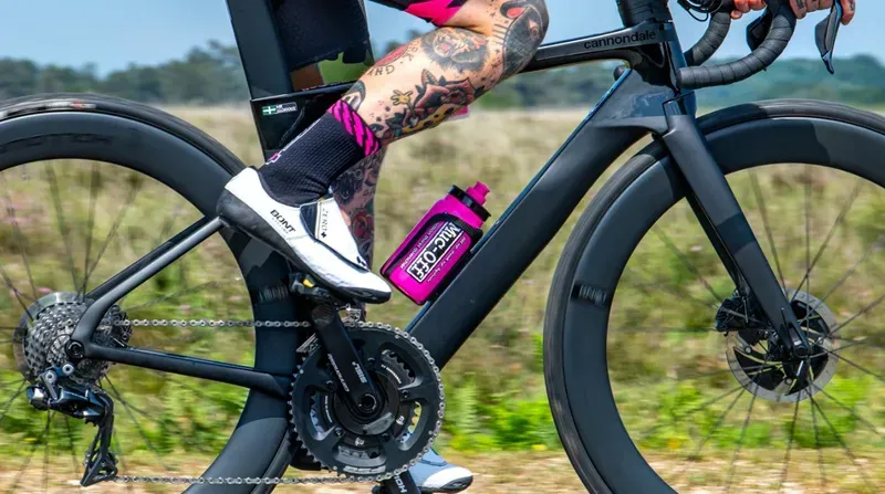 Muc-Off x Elite Fly 550ml Water Bottle in Pink-2