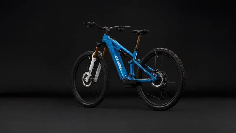 Cube Stereo Hybrid ONE44 HPC AT 800 eMountain Bike in Actionteam-1
