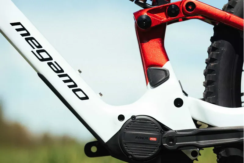 Megamo Reason Air AL 07 White / Red L-4