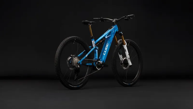 Cube Stereo Hybrid ONE44 HPC AT 800 eMountain Bike in Actionteam-3