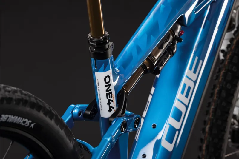 Cube Stereo Hybrid ONE44 HPC AT 800 eMountain Bike in Actionteam-8