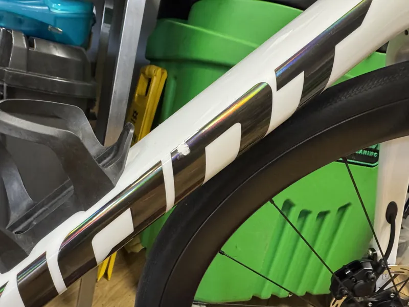 Giant Defy Advanced Pro 1 Road Bike in White / Iris Medium Ex-Demo-1
