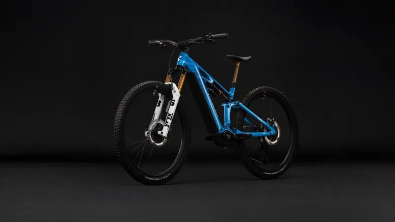 Cube Stereo Hybrid ONE44 HPC AT 800 eMountain Bike in Actionteam-2